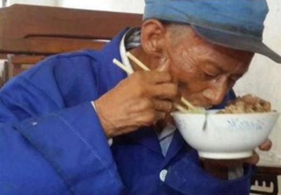 融景城吃瓜大爷事件真相,真相背后的社会现象