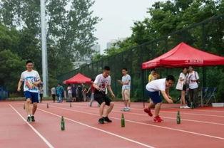 操场跳舞吃瓜事件图片,吃瓜群众现场打卡