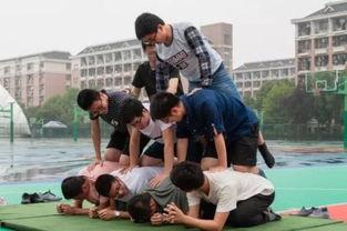 操场跳舞吃瓜事件图片,吃瓜群众现场打卡