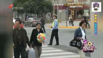 操场跳舞吃瓜事件图片,吃瓜群众现场打卡