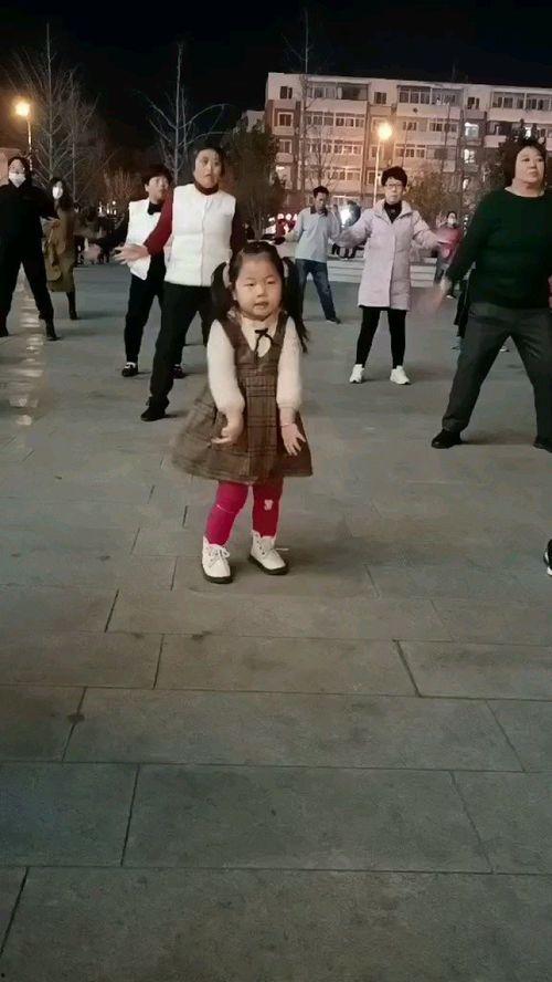 潍坊跳舞女孩吃瓜事件,网络热议背后的真相揭晓