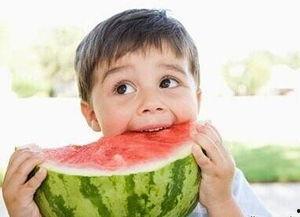 近期婴儿吃瓜事件,安全育儿警钟长鸣