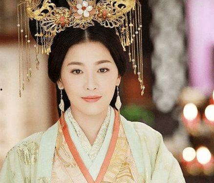 古装美女吃瓜事件,网络热议背后的时尚潮流