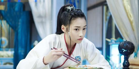 古装美女吃瓜事件,网络热议背后的时尚潮流